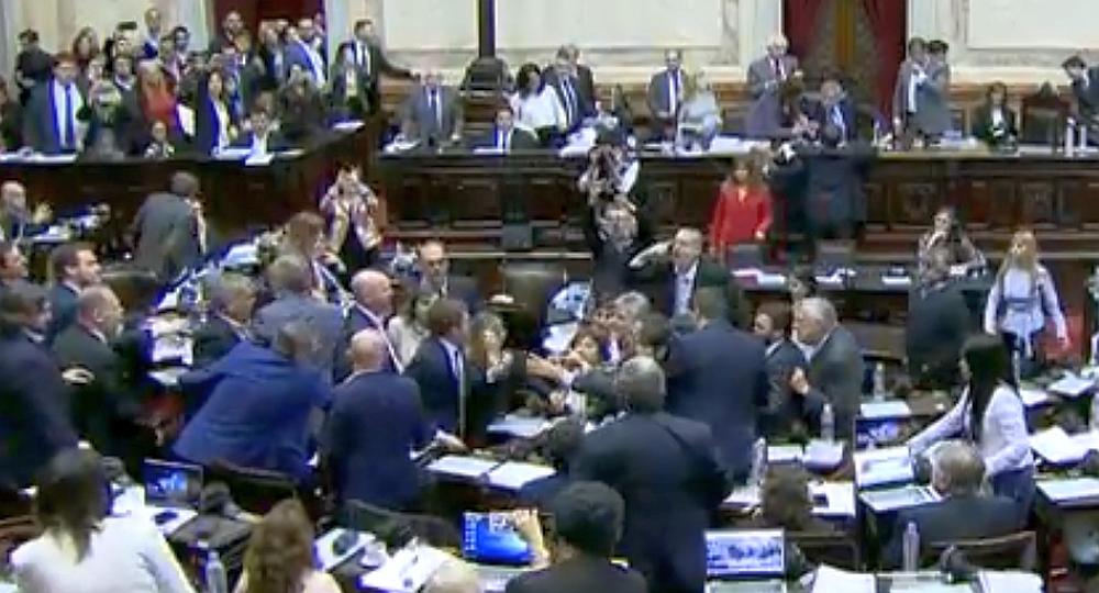 Forcejeos e insultos entre diputados en plena sesión por el Presupuesto Forcejeos e insultos entre diputados en plena sesión por el Presupuesto