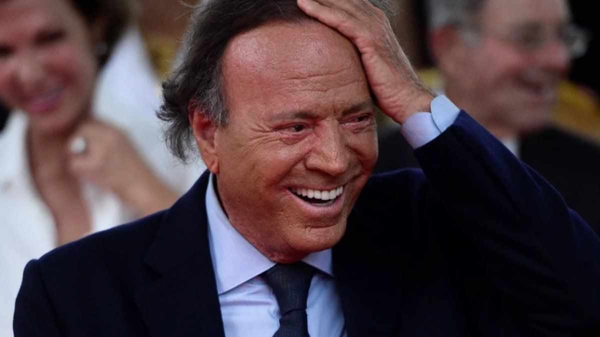 La Ins Lita Raz N Por La Cual Retuvieron A Julio Iglesias En El