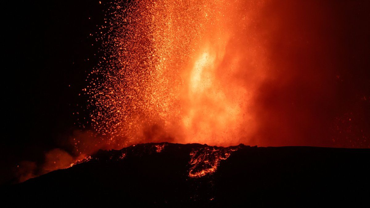 Italia El Volc N Etna Entr En Erupci N Y Expuls Enormes Columnas De