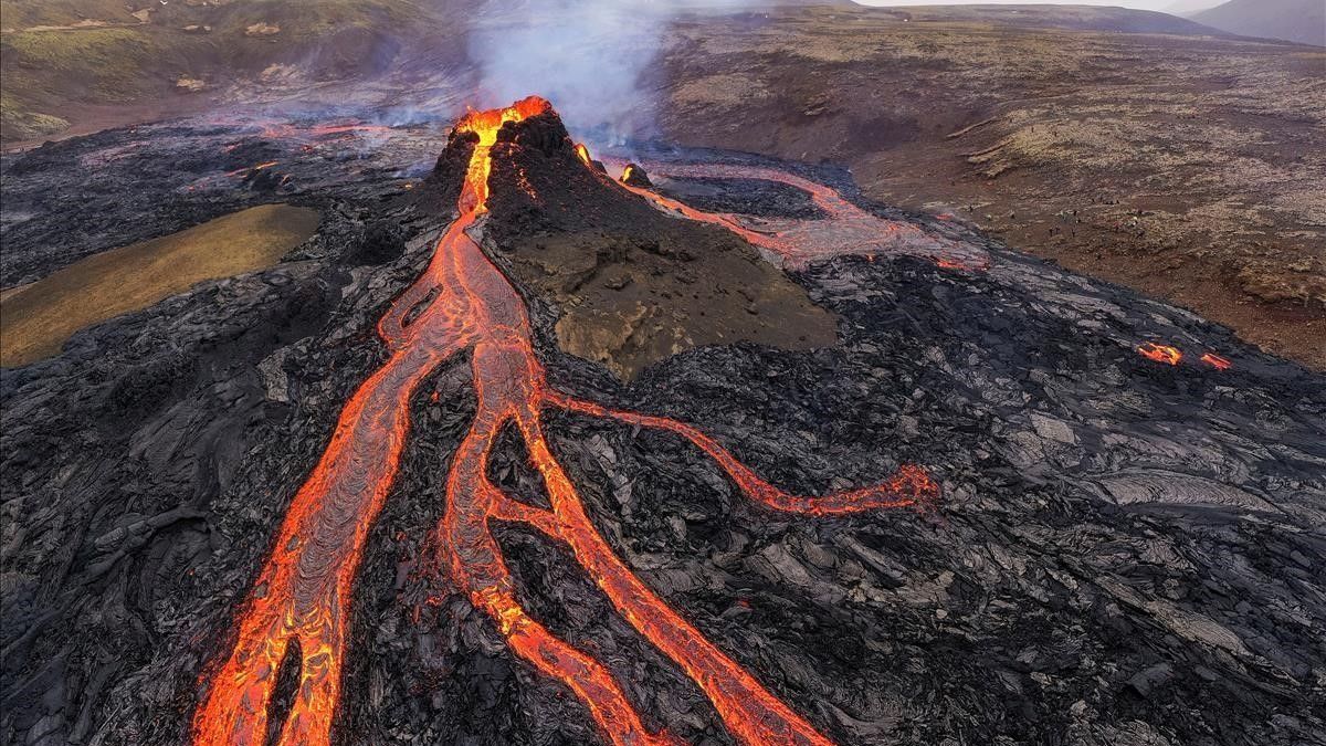 Un volcán entró en erupción cerca de la capital de Islandia