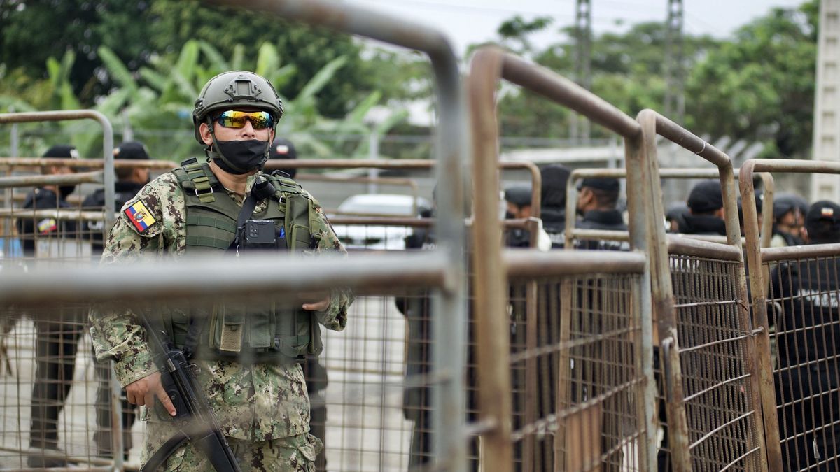 Ecuador Mantendr A Las Fuerzas Armadas En Las C Rceles