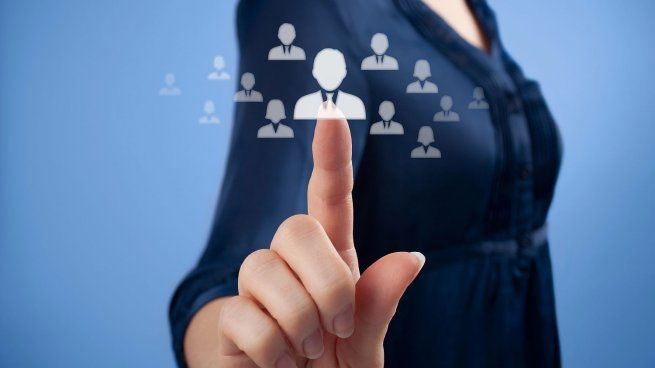 La IA permite filtrar rápidamente cientos de CVs, detectar coincidencias entre perfiles y vacantes y automatizar tareas repetitivas.