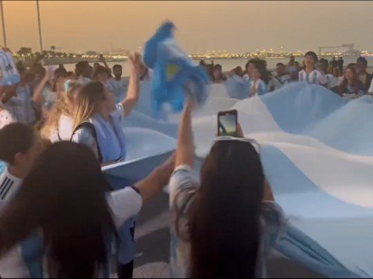 Primer Banderazo De Hinchas Argentinos En Qatar