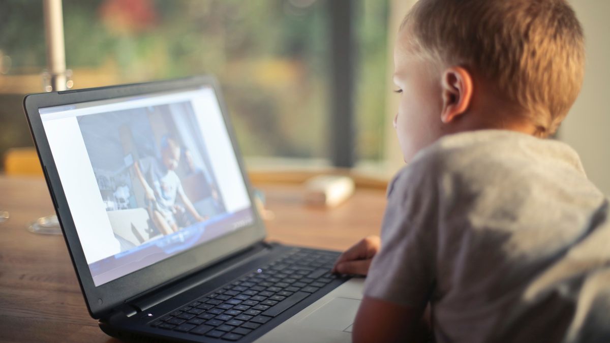La mitad de los niños de 9 a 17 años utiliza <b>Inteligencia Artificial</b>, dos de tres con fines escolares thumbnail