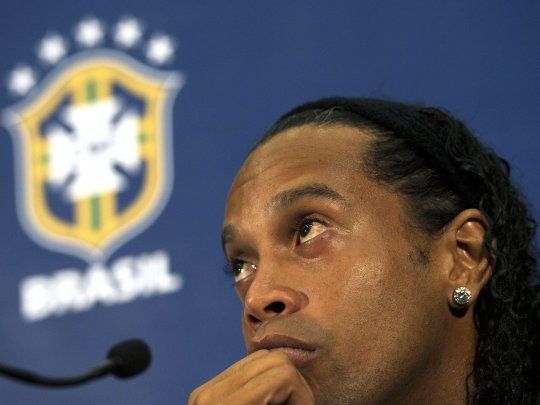 Detuvieron A Ronaldinho En Paraguay Por Usar Un Pasaporte Falso