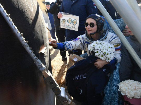 Una Actriz Y Un Director Ruso Volvieron A La Tierra Tras Filmar La