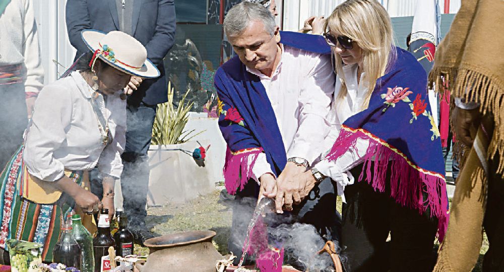 El gobernador de Jujuy Gerardo Morales y Tulia Snopek, en una ceremonia de la Pachamama.