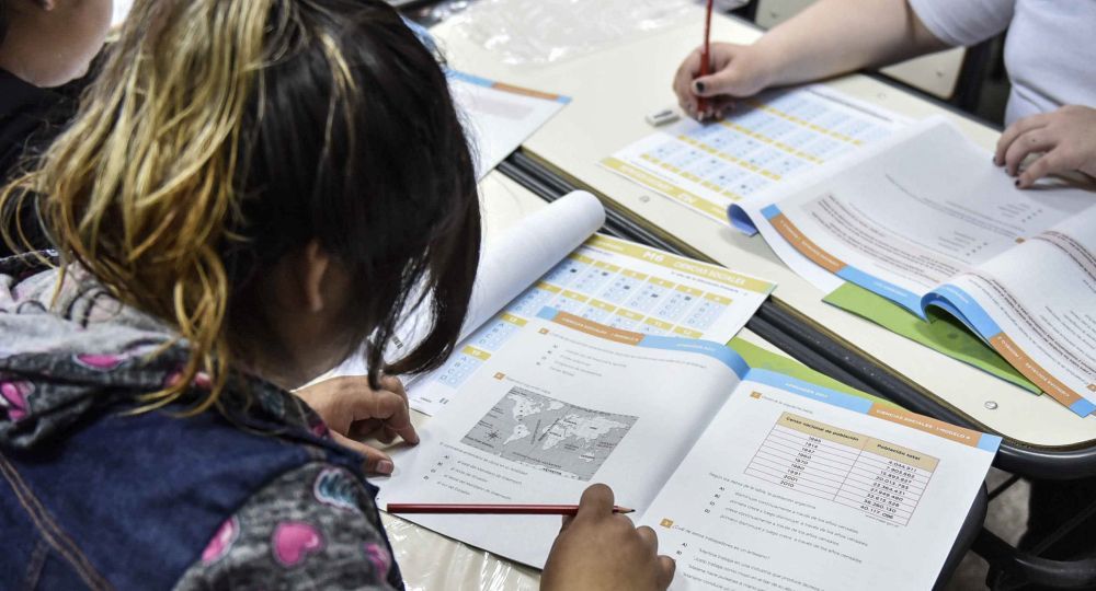 Alumnos participando de la Evaluación Aprender, en la que participan 1.210.620 estudiantes de 31 mil escuelas públicas y privadas de todo el país (Imagen de archivo).