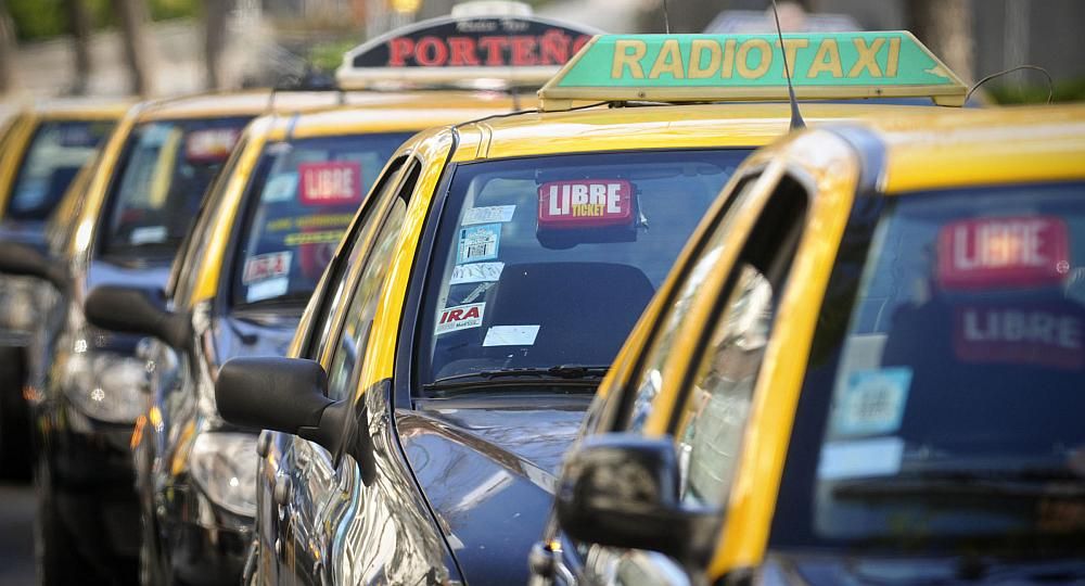 Contra la mafia de los taxis, arranca el sistema para evitar estafas a los pasajeros