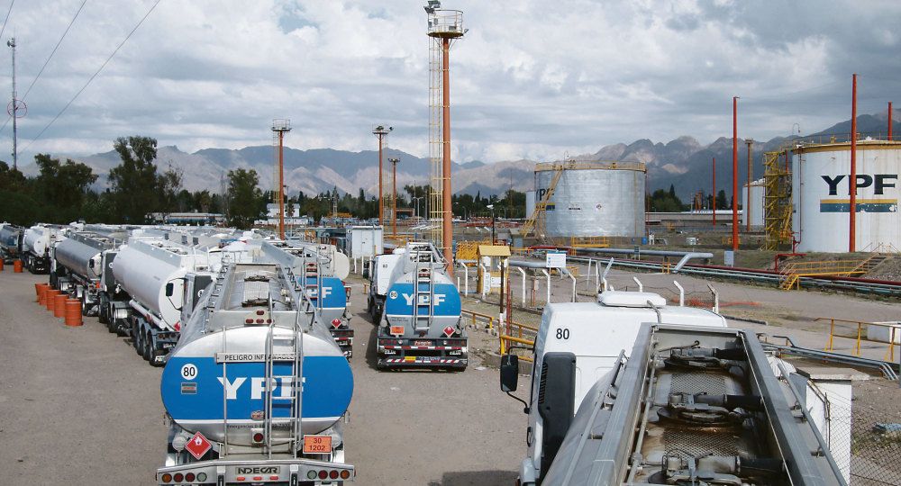Cuentas. YPF informó que en el tercer trimestre de este año sus ingresos por ventas de naftas subieron 69,7%, ayudados por aumento del 64,9% en el precio promedio y un 2,9% en los despachos. 