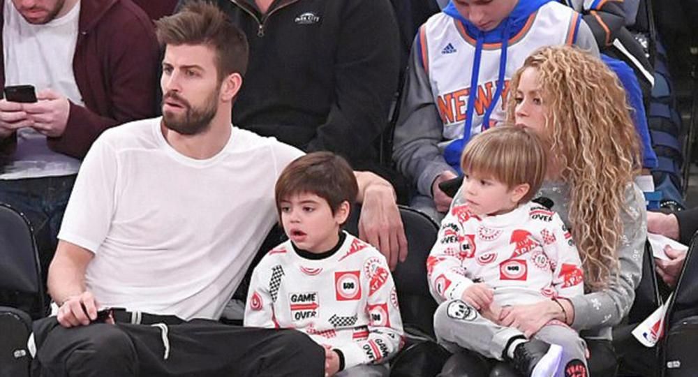 Gerard Piqué, defensor de Barcelona, y empresario, junto a su esposa la cantante Shakira y sus hijos.