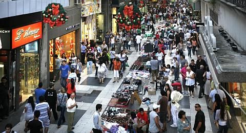 Los comerciantes de la calle Florida están expectantes por una reactivación de la economía interna.