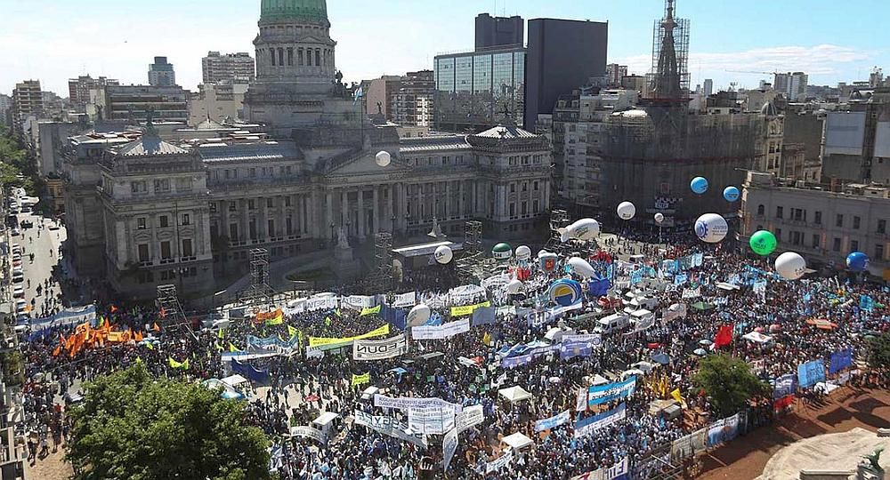 Masiva movilización frente al Congreso contra la reforma laboral y jubilatoria durante el Gobierno de Mauricio Macri.