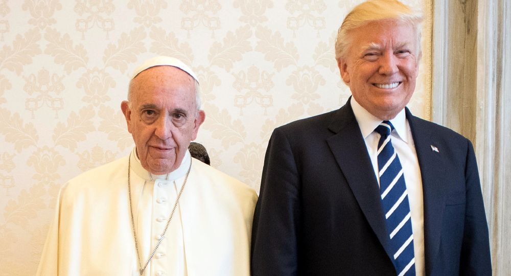 El Papa Francisco y Donald Trump: una relación en tensión permanente. Uno de los motivos son los planes de desinversión en hidrocarburos para frenar la contaminación que reclama Jorge Bergoglio a nivel global, y de los cuales el presidente estadounidense reniega. 