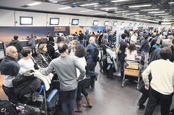 Las principales aerolíneas suspendieron ayer durante todo el día las partidas y los arribos de sus vuelos de cabotaje e internacionales. Volvieron a ocasionar demoras y malestar en los pasajeros.