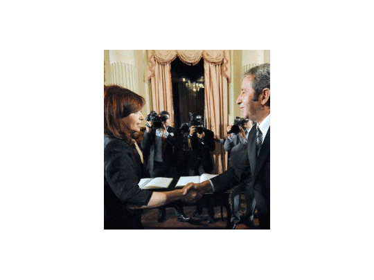 Cristina vs. Cobos: un frío saludo y duelo de tribunas