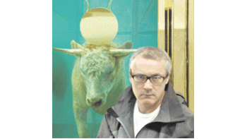 ámbito.com | Damien Hirst con «El becerro de oro», escultura que con una base de u$s 16 millones, es la estrella de la subasta que se anuncia como benéfica, aunque sólo 5 de las 221 obras están destinadas a beneficencia.