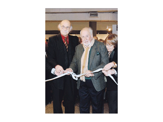 Los consagrados artistas plásticos Oscar Smoje, director del Palais de Glace, junto al homenajeado Guillermo Roux, cortan la cinta inaugural de Artemúltiplo.