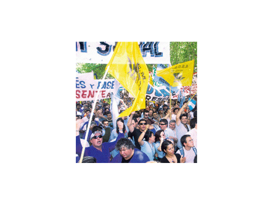 Los presupuestos provinciales ya reflejan la intención de varios gobernadores de domar los reclamos salariales, lo que amenaza con delinear una nueva escalada de protestas en 2009.