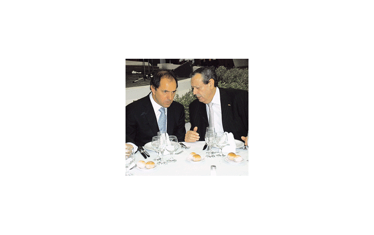 El titular de la UITBA, Osvaldo Rial, le agradece a Scioli, durante el 30 aniversario de la entidad, la decisión de haber excluido a las pymes del alcance de Ingresos Brutos.