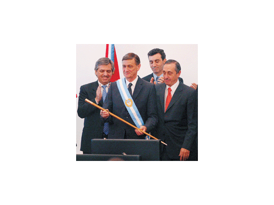Alberto Fernández y Florencio Randazzo acompañaron ayer a Hermes Binner en la cere-monia de traspaso de mando. El saliente Jorge Obeid le deseó «suerte».