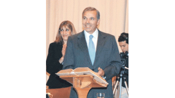 El flamante gobernador no tuvo ceremonia de traspaso de mando porque Sobisch eligió entregar el gobierno en el des-pacho para evitar potenciales cuestionamientos públicos.