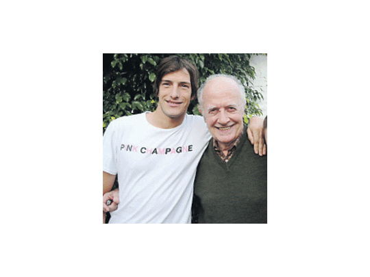 Iván de Pineda abraza al veterano actor Ricardo Passano durante la filmación de “Cuando ella saltó”.