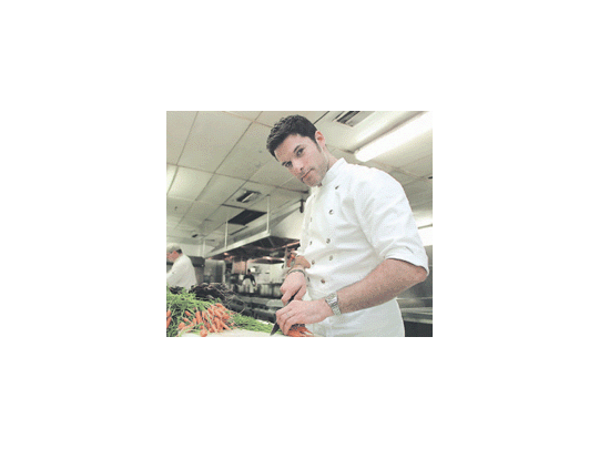 «En gastronomía hay que trabajar para todos los sentidos, no sólo para el del sabor de los platos», sostiene el chef Rodrigo Toso, que luego de estudiar en EE.UU. y Suiza, participó en prestigiosos restoranes y fue destacado comentarista gourmet en programas de televisión.