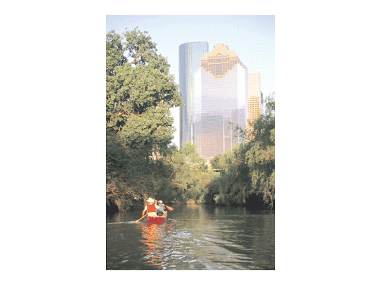 Los grandes edificios -símbolo de su desarrollo- y los espacios verdes conviven en la multifacética Houston.
