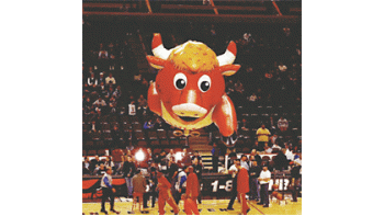 ámbito.com | El United Center, el estadio donde juegan los Chicago Bulls. Los partidos son apenas una parte de la diversión: hay bailes, concursos, números musicales. Y comida de lujo non stop si tiene la suerte de haber sido invitado a una de las executive suites