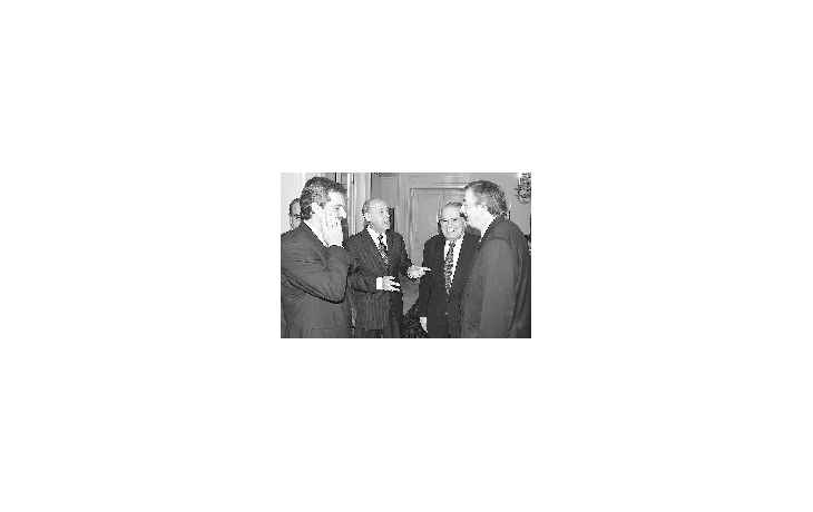 Enrique Iglesias, titular del BID, se entrevistó con Néstor Kirchner y su comitiva antes del encuentro de ayer en la Casa Blanca. En la foto el diputado Eduardo Camaño, el jefe de Gabinete, Alberto Fernández; el ministro de Economía; Roberto Lavagna, Iglesias y el Presidente.
