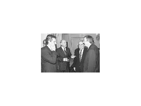 Enrique Iglesias, titular del BID, se entrevistó con Néstor Kirchner y su comitiva antes del encuentro de ayer en la Casa Blanca. En la foto el diputado Eduardo Camaño, el jefe de Gabinete, Alberto Fernández; el ministro de Economía; Roberto Lavagna, Iglesias y el Presidente.