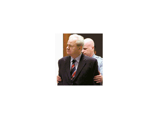 Desafiante, Milosevic rechazó a la corte y no nombró defensores