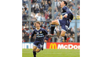 Maximiliano López festeja su gol.
