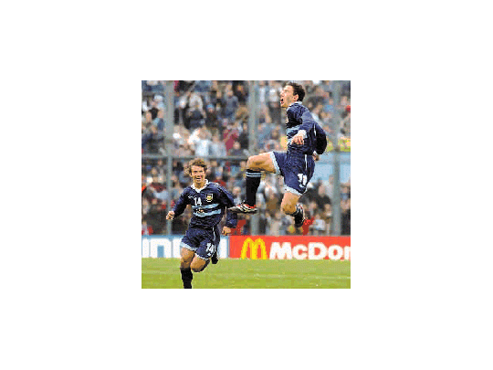 Maximiliano López festeja su gol.