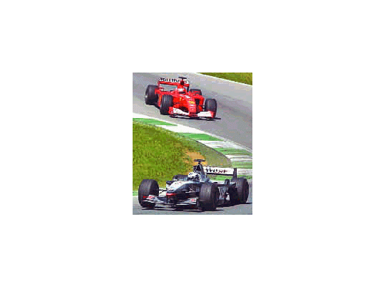 David Coulthard seguido por Michael Schumacher