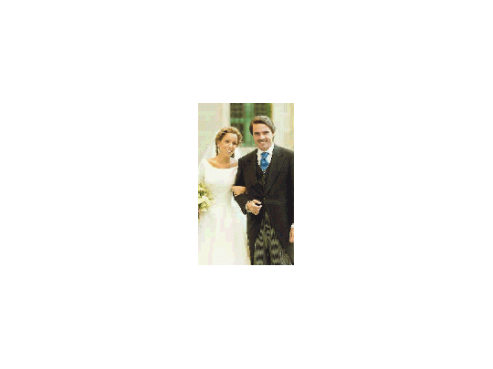 Ana Aznar y su padre José María, presidente del Gobierno español. La joven de 20 años contrajo ayer matrimonio en una ceremonia que contó con Tony Blair y Silvio Berlusconi como testigos.