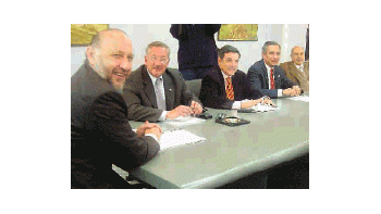 ámbito.com | La mayoría de los gobernadores peronistas le reclamará hoy a Duhalde que incluya en reglamentación de ley electoral la obligación de que todos los partidos, aun los que acuerden listas únicas de candidatos, vayan a elección interna