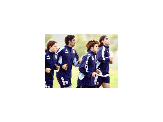 Aimar, Husaín, Bonano y Placente, durante el entrenamiento realizado ayer. Bielsa haría jugar juntos a Verón y al mediocampista de Valencia. Ayala sigue recuperándose y no jugaría.