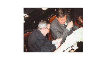 ámbito.com | Alfonsín y sus papelitos. En este caso, junto a Carlos Maestro, cajoneando (estudiando, en su léxico) una lista de senadores antes de la votación de ayer.
