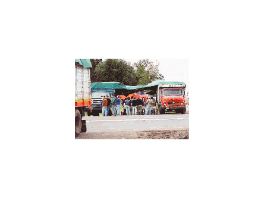 Los transportistas dicen que no cortarán rutas, pero los empresarios rurales amenazan hasta con tomar termina les portuarias