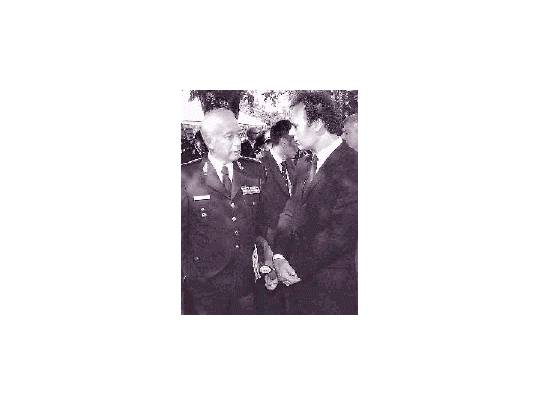 El jefe de la Policía, Roberto Giacomino, recibe el pésame de Aníbal Ibarra durante el sepelio del oficial Adrián Falduto en el Cementerio de la Chacarita.
