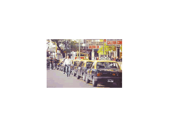 Se repitieron ayer largas colas de taxis en busca de pasajeros
