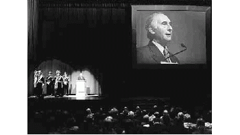 Fernando de la Rúa ayer en el Congreso Internacional de Energía