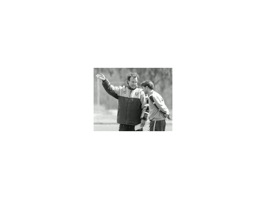 Marcelo Bielsa le da instrucciones a Claudio López.