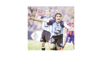 Gabriel Loeschbor festeja el primer gol de Racing.