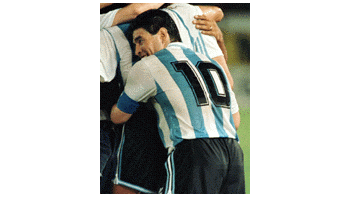Diego Maradona y su camiseta número 10.