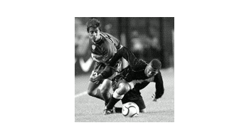 Julio Marchant intenta pasar frente a su marcador.