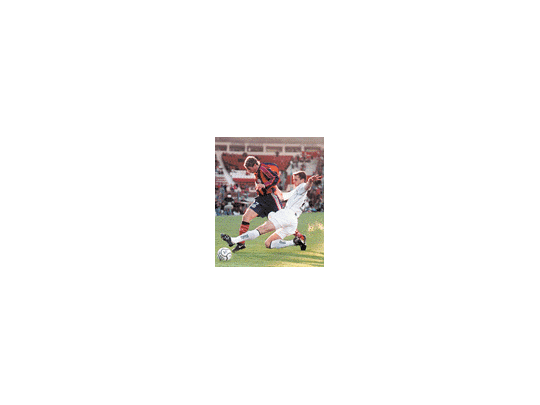 Raúl Estévez intenta eludir a Matías Marchesini.