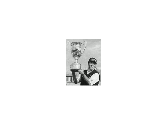 Ricardo González levanta la copa luego de ganar el torneo.